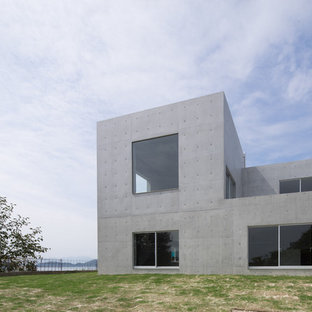 他の地域のモダンスタイルのおしゃれな家の外観 (コンクリートサイディング、グレーの外壁、陸屋根) の写真