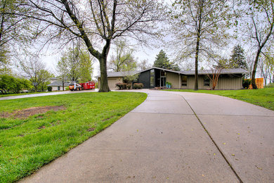 Entryway - 1960s entryway idea in Omaha