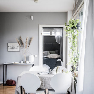 Inredning av en skandinavisk matplats, med grå väggar, mellanmörkt trägolv och brunt golv