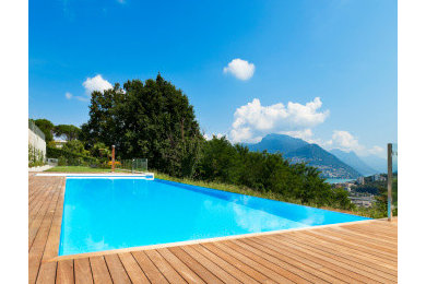 Pool - mid-sized contemporary backyard rectangular infinity pool idea in Los Angeles with decking