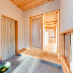 他の地域の和風のおしゃれな玄関 (白い壁、グレーの床) の写真