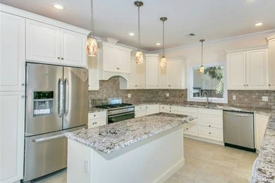Kitchen - traditional kitchen idea in New York