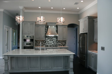 Kitchen - traditional kitchen idea in New York
