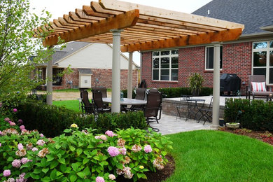 Photo of a traditional landscaping in Detroit.