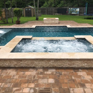 Mittelgroßer Klassischer Pool hinter dem Haus in rechteckiger Form mit Pflasterklinker in Houston
