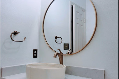 Modelo de cuarto de baño único actual con puertas de armario azules