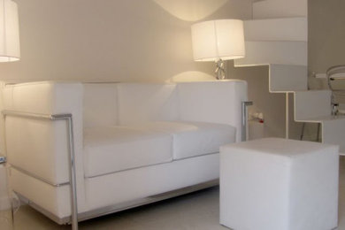 Immagine di un piccolo soggiorno moderno con pareti bianche, pavimento in cemento, pavimento bianco e soffitto in legno