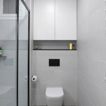 Baño con accesorios negros