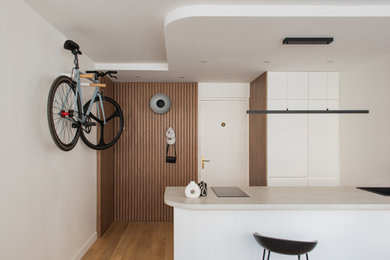 Idée de décoration pour une cuisine ouverte linéaire et blanche et bois minimaliste de taille moyenne avec plan de travail en marbre, une crédence en marbre et un sol marron.