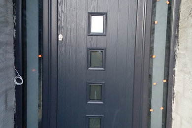 Идея дизайна: входная дверь среднего размера в современном стиле с одностворчатой входной дверью и серой входной дверью