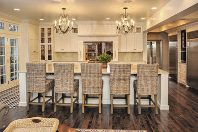 Kitchen - traditional kitchen idea in Chicago