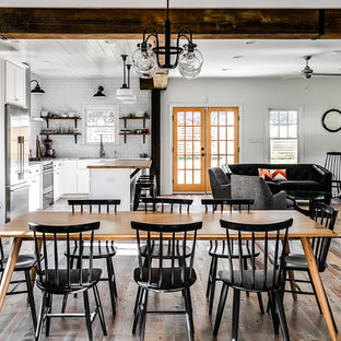 リッチモンドのカントリー風 LDKの画像 (白い壁、無垢フローリング、茶色い床)