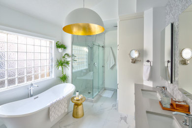 Bild på ett stort vintage grå grått en-suite badrum, med skåp i shakerstil, vita skåp, ett fristående badkar, en hörndusch, grå kakel, stenkakel, vita väggar, klinkergolv i porslin, ett undermonterad handfat, bänkskiva i kvarts, grått golv och dusch med skjutdörr