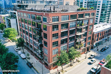 シカゴにあるコンテンポラリースタイルのおしゃれな家の外観 (レンガサイディング、アパート・マンション、緑化屋根) の写真