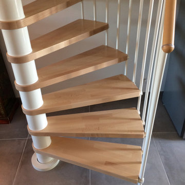 Un escalier demi colimaçon dans une trémie rectangulaire