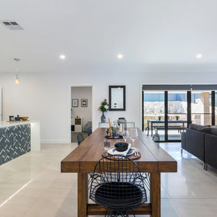 キャンベラの小さいコンテンポラリースタイルのLDKの画像 (白い壁、セラミックタイルの床、ベージュの床)