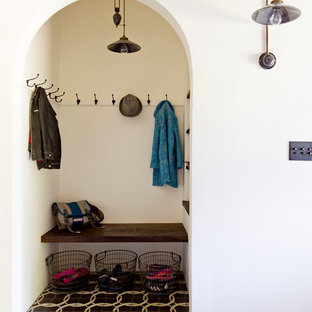 ポートランドの地中海スタイルのおしゃれなマッドルームの写真