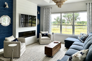 オーランドにある高級な広いビーチスタイルのおしゃれなリビング (青い壁、標準型暖炉、塗装板張りの暖炉まわり、壁掛け型テレビ、ベージュの床、塗装板張りの天井) の写真