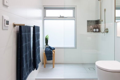 Photo of a modern bathroom in Sydney.