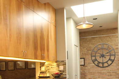 Kitchen - mid-sized industrial kitchen idea in Chicago