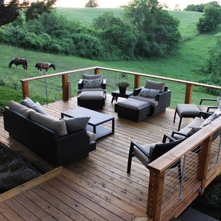 カンザスシティの大きいトランジショナルスタイルのおしゃれな裏庭のデッキ (日よけなし) の写真