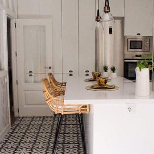 Foto di un'ampia cucina a L contemporanea chiusa con lavello da incasso, ante con riquadro incassato, ante bianche, top in quarzo composito, paraspruzzi bianco, paraspruzzi con piastrelle in ceramica, elettrodomestici in acciaio inossidabile, pavimento in gres porcellanato, isola, pavimento nero e top bianco