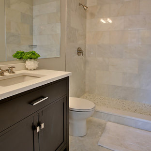Esempio di una stanza da bagno padronale moderna di medie dimensioni con lavabo sottopiano, ante con riquadro incassato, ante in legno bruno, doccia alcova, WC monopezzo, piastrelle grigie, pareti grigie, piastrelle di marmo, pavimento in marmo, top in quarzo composito, pavimento grigio e top bianco