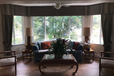 Ejemplo de sala de estar clásica grande con paredes beige