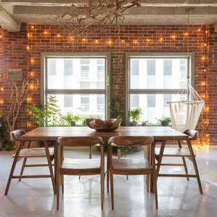 Свежая идея для дизайна: гостиная-столовая в стиле фьюжн с красными стенами, бетонным полом и серым полом - отличное фото интерьера