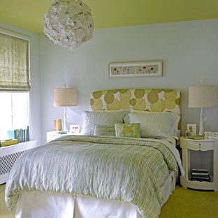 Eklektisches Schlafzimmer ohne Kamin mit weißer Wandfarbe, Teppichboden und grünem Boden in New York