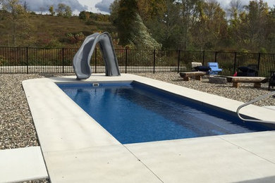 Diseño de piscina rústica de tamaño medio