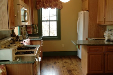 Kitchen - traditional kitchen idea in New York