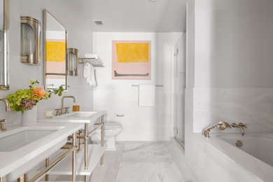 ニューヨークにある高級な中くらいなトランジショナルスタイルのおしゃれな浴室 (オープンシェルフ、白いキャビネット、アンダーマウント型浴槽、クオーツストーンの洗面台、洗面台2つ、独立型洗面台) の写真