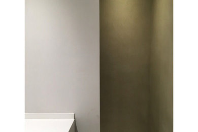Imagen de cuarto de baño único contemporáneo pequeño con ducha abierta, paredes grises, suelo de cemento, lavabo bajoencimera, encimera de cuarzo compacto, encimeras blancas, cuarto de baño y aseo y ducha