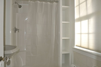 Kleines Eklektisches Badezimmer En Suite mit offenen Schränken, weißen Schränken, Duschnische, beigen Fliesen, Keramikfliesen und Sockelwaschbecken in Boston