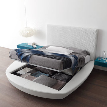 Asymetric Zero Upholstered Large size bed with Essential headboard by Presotto,