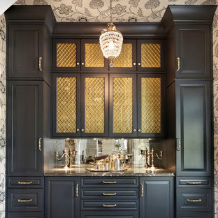 シカゴのトラディショナルスタイルのおしゃれなホームバー (シンクなし、レイズドパネル扉のキャビネット、黒いキャビネット、メタルタイルのキッチンパネル、濃色無垢フローリング、茶色い床、グレーのキッチンカウンター) の写真