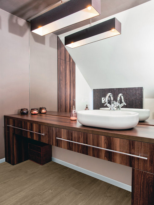 Badezimmer mit dunklen holzschränken und vinyl boden ideen ...