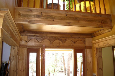 Modelo de puerta principal de estilo de casa de campo grande con puerta simple y puerta de madera clara