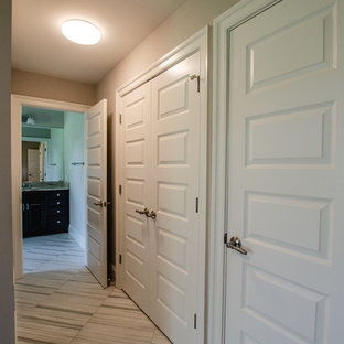 Foto på en liten vintage hall, med beige väggar, laminatgolv och grått golv