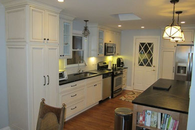 Kitchen - kitchen idea in Chicago