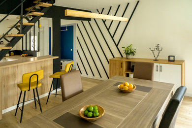 Cette photo montre une grande salle à manger moderne.