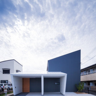 大阪のモダンスタイルのおしゃれな家の外観 (黒い外壁、片流れ屋根) の写真