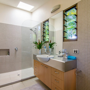 Badezimmer mit Edelstahl-Waschbecken/Waschtisch und offener Dusche