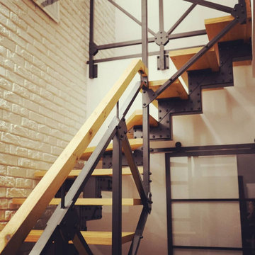 Дизайнерская лестница из ступеней из массива дерева