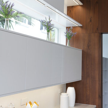 Sophisticated High Gloss with a natural touch of Walnut