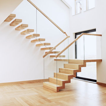 Wohnresidenz mit einer Hybridtreppe aus Faltwerk- und Kragarmtreppe