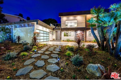 Inspiration for a contemporary landscaping.