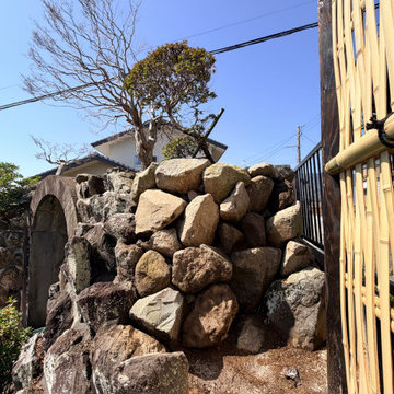 地元石材を使った崩れ石積みの花壇増設