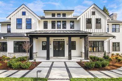 Example of a transitional home design design in Seattle